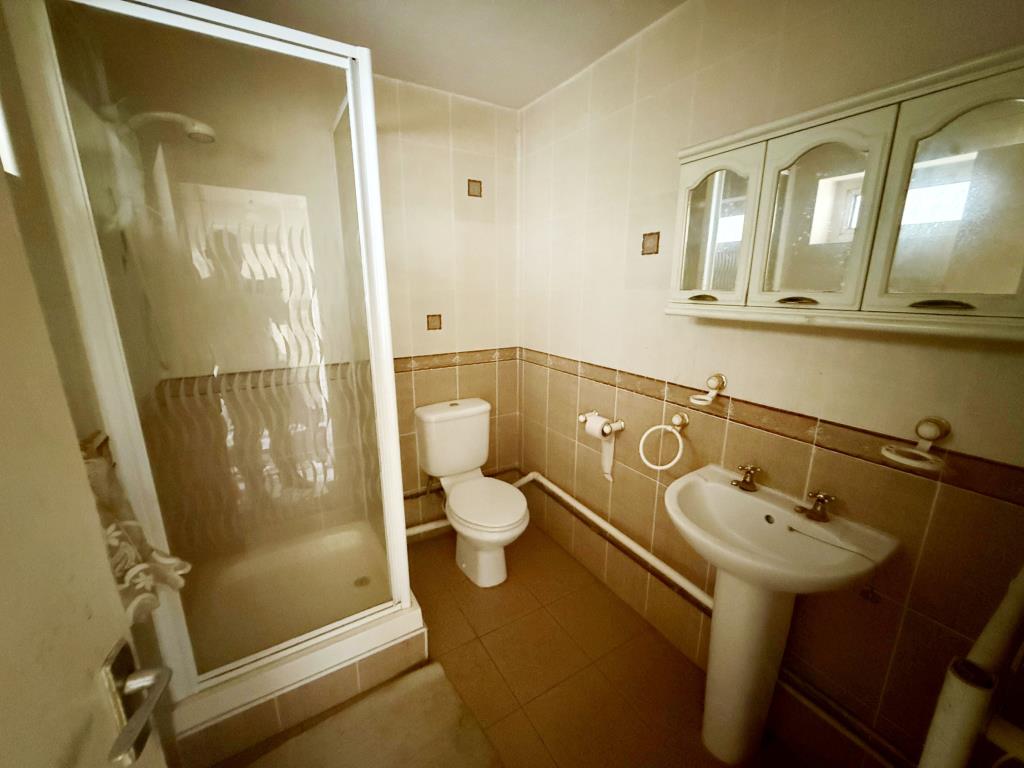 Lot: 15 - VACANT FLAT FOR IMPROVEMENT - Shower room with W.C.